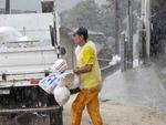 Coletores de lixo enfrentam rotina de trabalho rduo para recolher os resduos em Blumenau