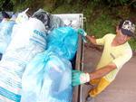Coletores de lixo enfrentam rotina de trabalho rduo para recolher os resduos em Blumenau