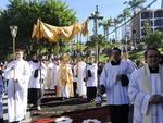 Fiis celebram a data com a missa na Catedral So Paulo Apstolo e tambm se renem nas ruas da cidade