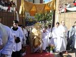 Fiis celebram a data com a missa na Catedral So Paulo Apstolo e tambm se renem nas ruas da cidade