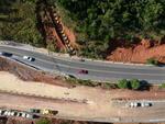 Quinta-feira: Laudo da Defesa Civil diz que Estrada da Rainha, em Balnerio Cambori, deveria ser fechada para o trnsito. Para tcnicos, alto risco de deslizamentos justifica interdio da passagem at o fim das obras