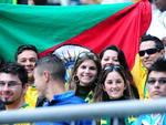 Durante a tarde, torcedores vo se acomodando na arquibancada