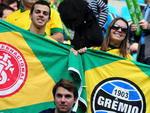 As bandeiras dos times gachos Inter e Grmio tambm esto presentes na torcida brasileira