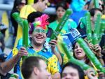 Animados, torcedores brasileiros aguardam o comeo do jogo