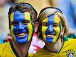 Com rostos pintados e vestindo camiseta do Brasil, pblico espera o incio do amistoso