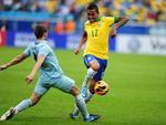 Jogador Luiz Gustavo do Brasil disputa bola com francs Cabaye
