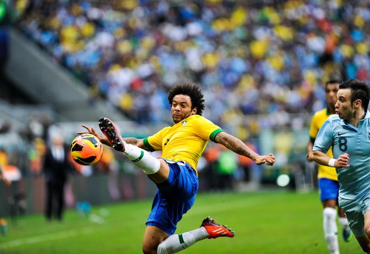 No final do primeiro tempo, o zagueiro Thiago Silva disse que os lanamentos longos no Daniel Alves e no Marcelo foram fundamentais