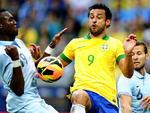 Fred tenta passar por jogadores franceses