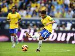 Neymar chuta, sem sucesso, para o gol