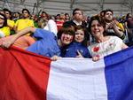 A francesa Jeanne Quinette e seus filhos assistem a partida entre as selees de Brasil e Frana, na Arena do Grmio