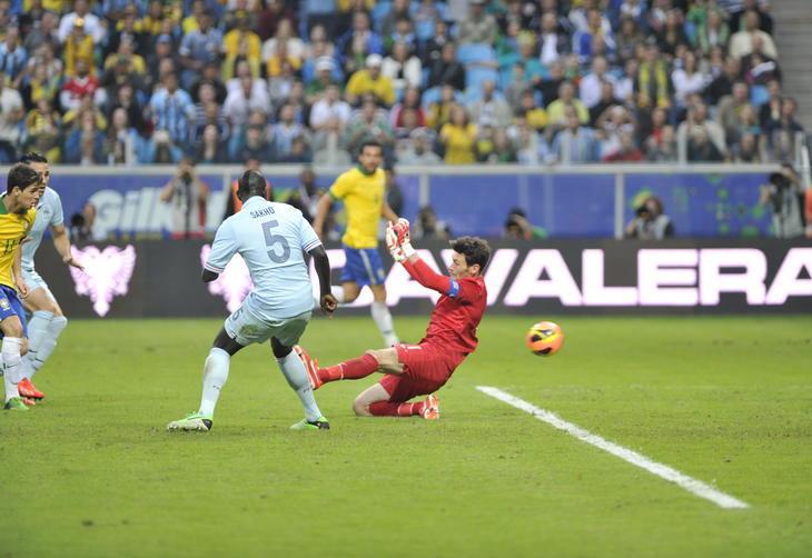 Aos 8 minutos do segundo tempo, Oscar chuta de dentro da rea e acerta o gol de Lloris