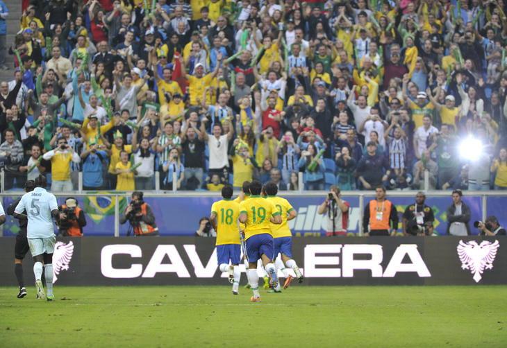 Jogadores comemoram o gol do Brasil