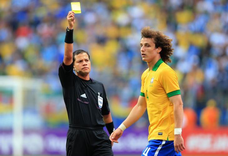 David Luiz recebe carto amarelo por falta cometida em Payet, perto do meio de campo