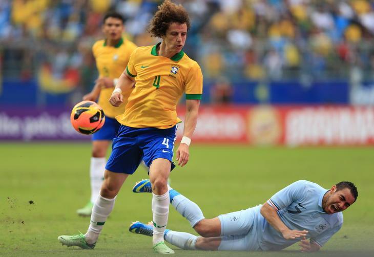 David Luiz comete falta em Payet