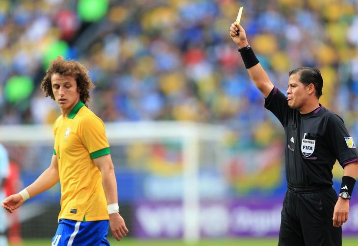 David Luiz recebe carto amarelo por falta cometida em Payet, perto do meio de campo