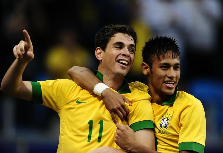Oscar e Neymar comemoram o primeiro gol da partida