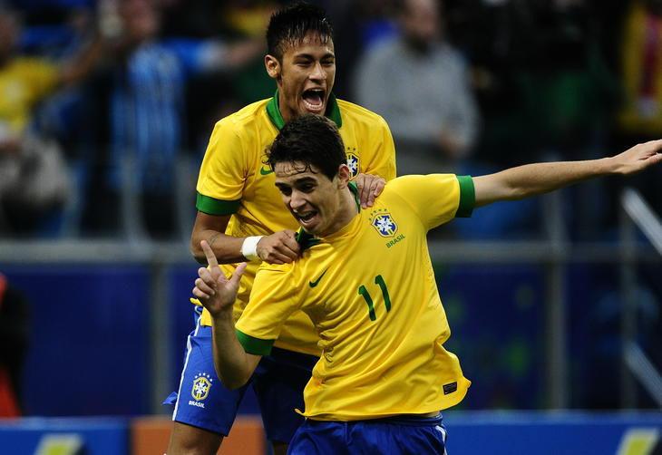 Neymar abraa Oscar, aps o camisa 11 marcar gol