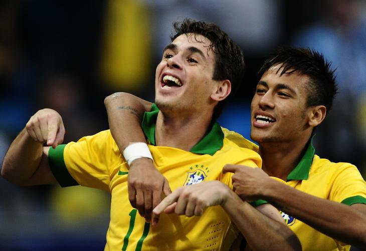 Neymar e Oscar comemoram o primeiro gol do Brasil