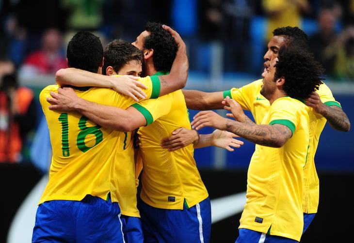 Jogadores da Seleo Brasileiras se abraam para comemorar o gol de Oscar