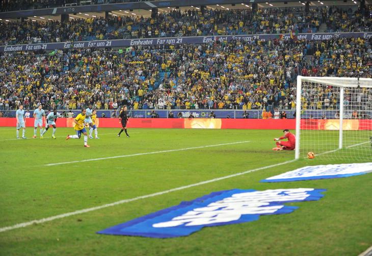 De pnalti, aos 47 minutos do seguno tempo, Lucas faz o terceiro gol da Seleo Brasileira