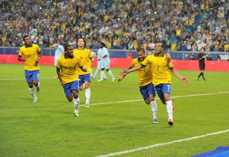 Lucas fecha o placar do jogo, que fica 3 para o Brasil e 0 para a Frana