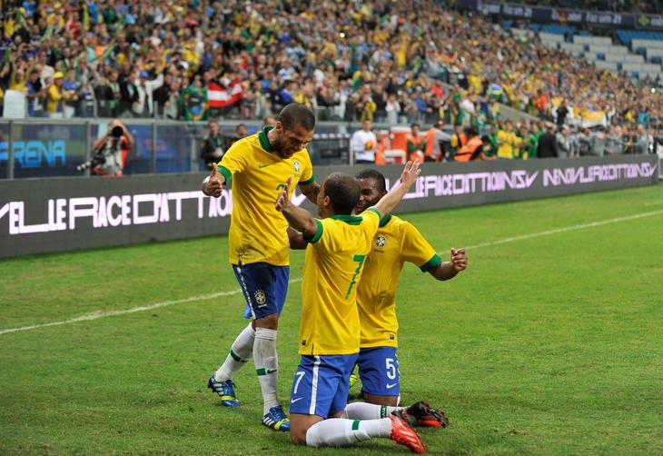 Jogadores comemoram o terceiro gol do Brasil, marcado por Lucas