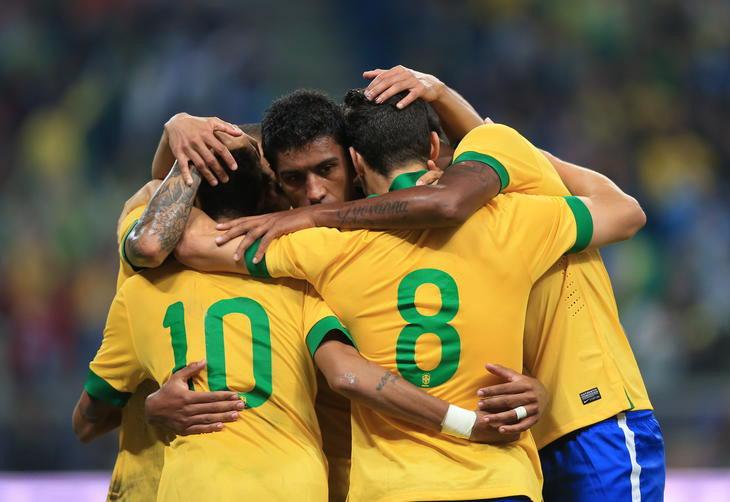 Jogadores comemoram o segundo gol da Seleo Brasileira
