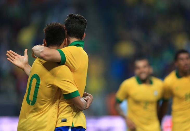 Neymar abraa Hernanes, que marcou o segundo gol para o Brasil, no segundo tempo