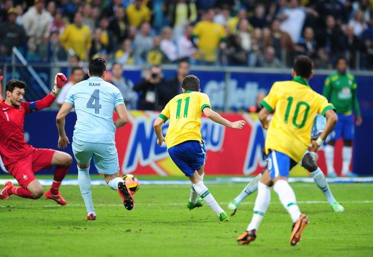 Oscar abre o placar do jogo no segundo tempo