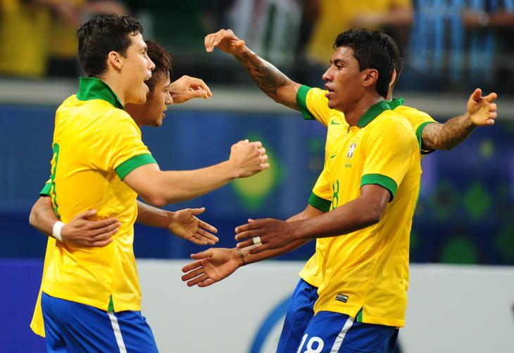 Hernanes marca o segundo gol do Brasil, no segundo tempo