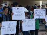 Manifestantes tambm protestaram contra a associao das obras da Copa do Mundo como servios essenciais para a populao