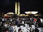 Depois de invadirem a cobertura do Congresso Nacional, manifestantes desceram do local aps acordo com a polcia