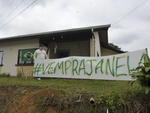 Tera-feira: Morador do Bairro Escola Agrcola, em Blumenau, estende faixa a favor dos protestos no pas