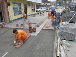 Das 25 obras de pavimentao financiadas com o Badesc somente 10 esto prontas. Quatro esto em andamento e 11 no tm data para comear; quem sofre so os moradores. Na foto, Rua Amazonas