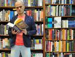 Na Livraria e Papelaria Blu Livro - Ninja veste T-shirt Von der Volke,cala jeans Armani, blazer Calvin Klein, cinto Sergio K e bota Osklen