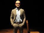 No Teatro Carlos Gomes - Ninja veste costume Ermenegildo Zegna (Apa) e camisa Dudalina.