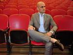 No Teatro Carlos Gomes - Ninja veste costume Ermenegildo Zegna (Apa) e camisa Dudalina.