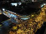 Centenas de manifestantes se reuniram em frente  prefeitura para manifestar, nesta quinta-feira. Eles carregam faixas, placas e cartazes