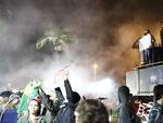 Centenas de manifestantes se reuniram em frente  prefeitura para manifestar, nesta quinta-feira. Eles carregam faixas, placas e cartazes