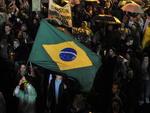 Centenas de manifestantes se reuniram em frente  prefeitura para manifestar, nesta quinta-feira. Eles carregam faixas, placas e cartazes