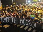 Centenas de manifestantes se reuniram em frente  prefeitura para manifestar, nesta quinta-feira. Eles carregam faixas, placas e cartazes