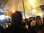 Centenas de manifestantes se reuniram em frente  prefeitura para manifestar, nesta quinta-feira. Eles carregam faixas, placas e cartazes