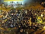 Centenas de manifestantes se reuniram em frente  prefeitura para manifestar, nesta quinta-feira. Eles carregam faixas, placas e cartazes