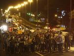 Centenas de manifestantes interromperam o trnsito na BR-101