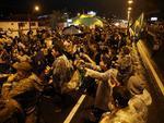 Centenas de manifestantes interromperam o trnsito na BR-101