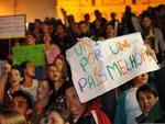 Manifestantes percorrem as vias com cartazes