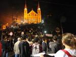 Manifestantes percorrem as vias com cartazes