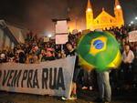 Manifestantes percorrem as vias com cartazes