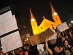 Manifestantes percorrem as vias com cartazes