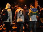 Manifestantes percorrem as vias com cartazes
